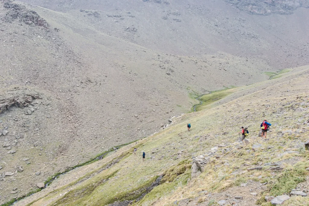 Montañeros andando por Sierra Nevada