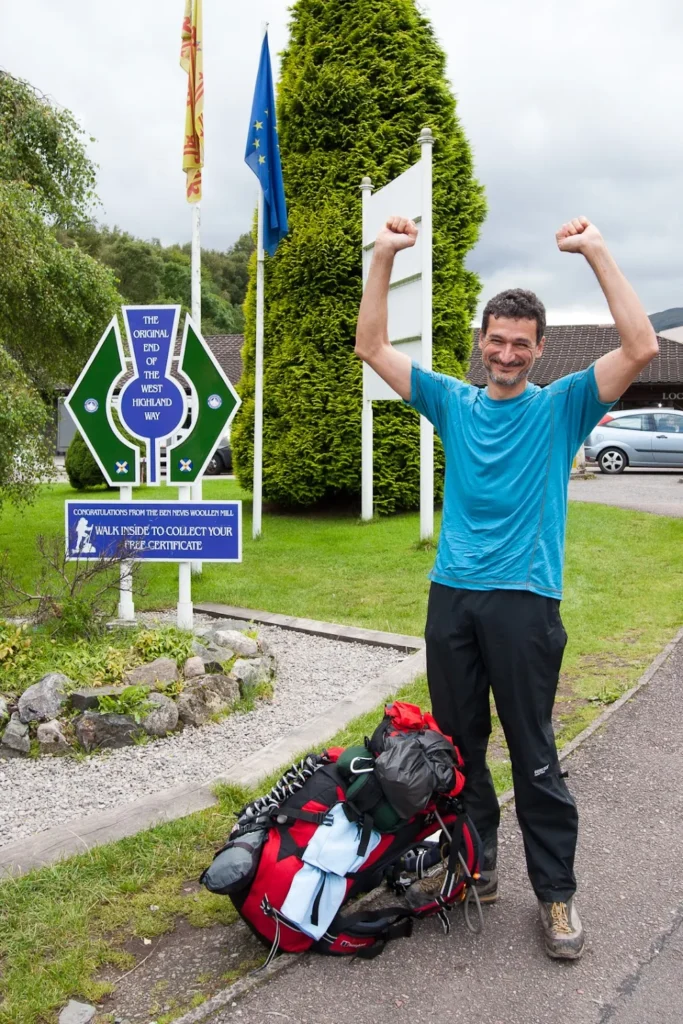 Hombre saluda entusiasmado al finalizar recorrido